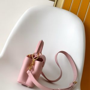 Alternative view of p108022.0 x 12.0 x 8.0 cm (L x H x W)33.0 x 19.0 x 9.0 cm (L x H x W)•Grain cowhide leather • Grain cowhide leather trim • Smooth cowhide leather lining • Metal hardware • Flap can be positioned inside or outside • Compartments feature zippered pocket and slip pocket • Metal studs • Holds smartphone, compact wallet, and other items • Shoulder strap: Removable, adjustable •Strap half-length: 46.5 cm • Strap half-length adjustable to: 54.0 cm • Handle: Single handle